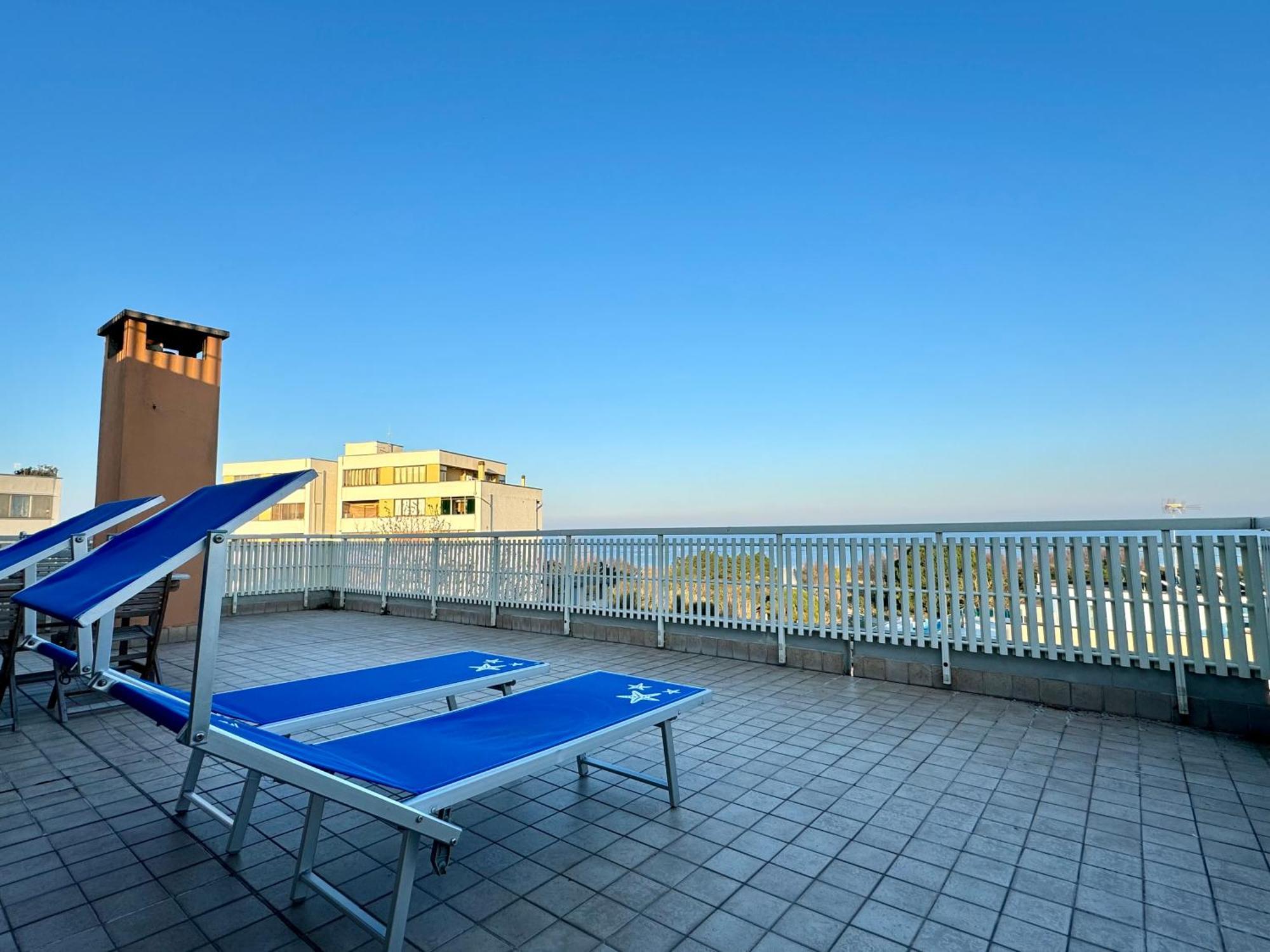 82, Attico Leonardo Apartment Lido Adriano Bagian luar foto